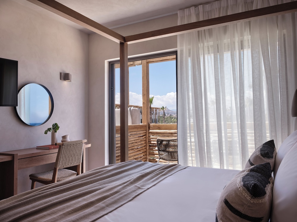 غرفة فاخرة بسرير كوين بإطلالة على المسبح مع أريكة، Stella Blue Seaside Resort 4/7