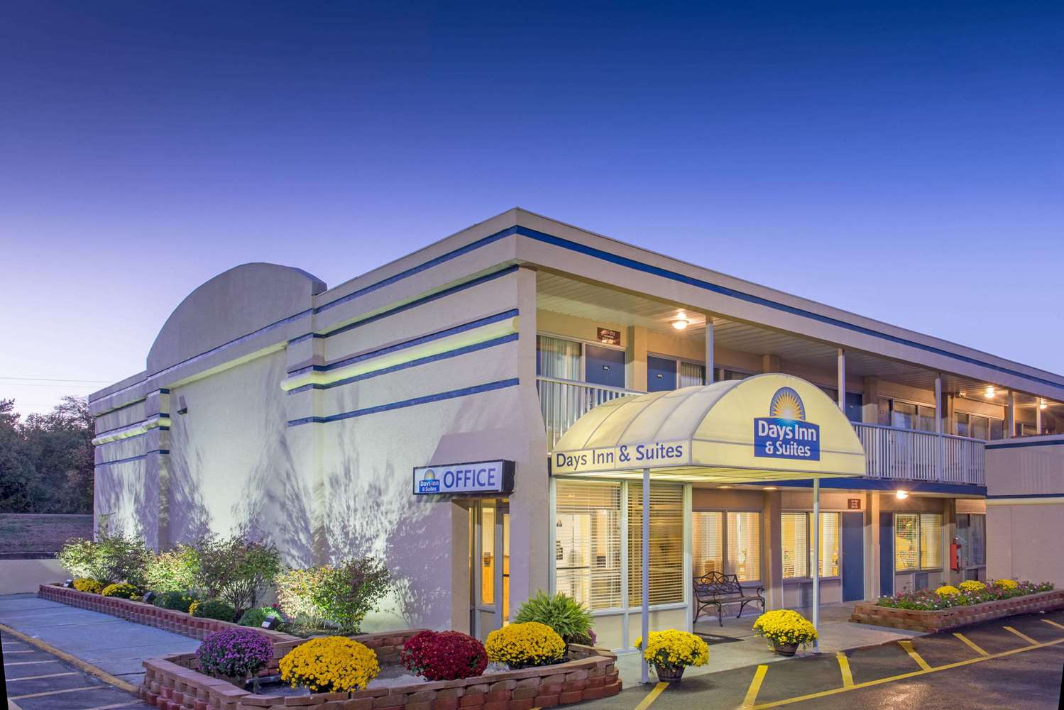 Days Inn & Suites By Wyndham Dayton North 2/19