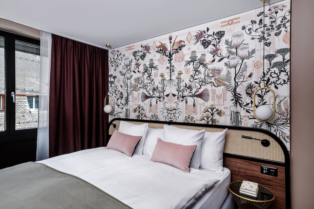 Grand, Deluxe, King Bed
