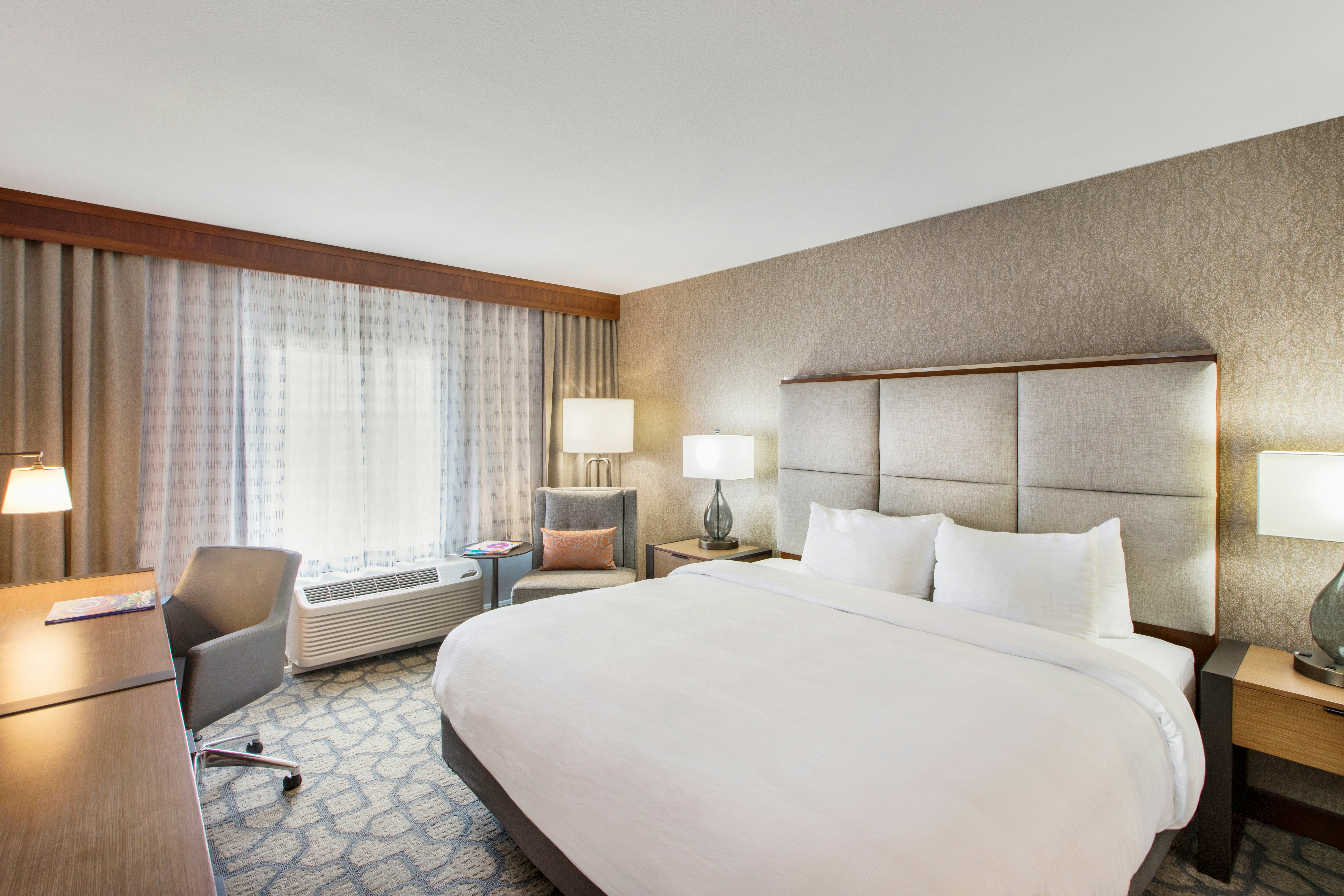 غرفة بسرير كينج مع أريكة، Doubletree By Hilton San Antonio Northwest 3/6