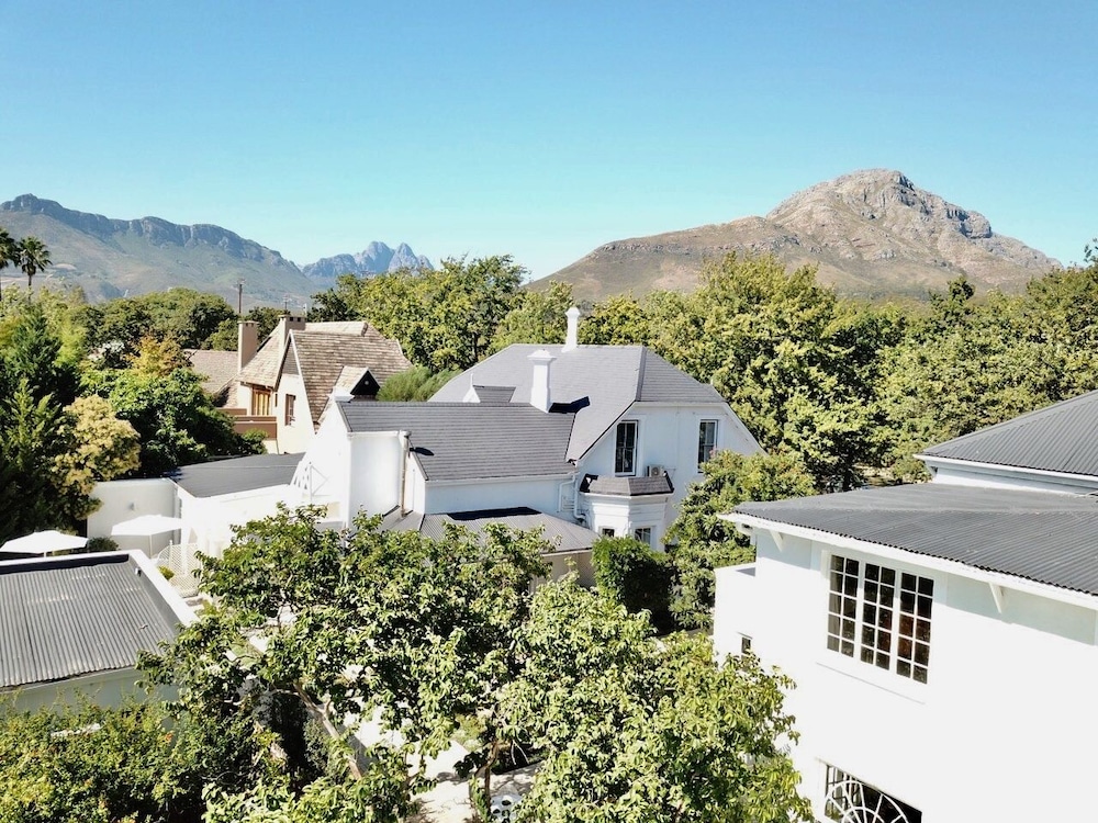 River Manor Boutique Hotel 54/58
