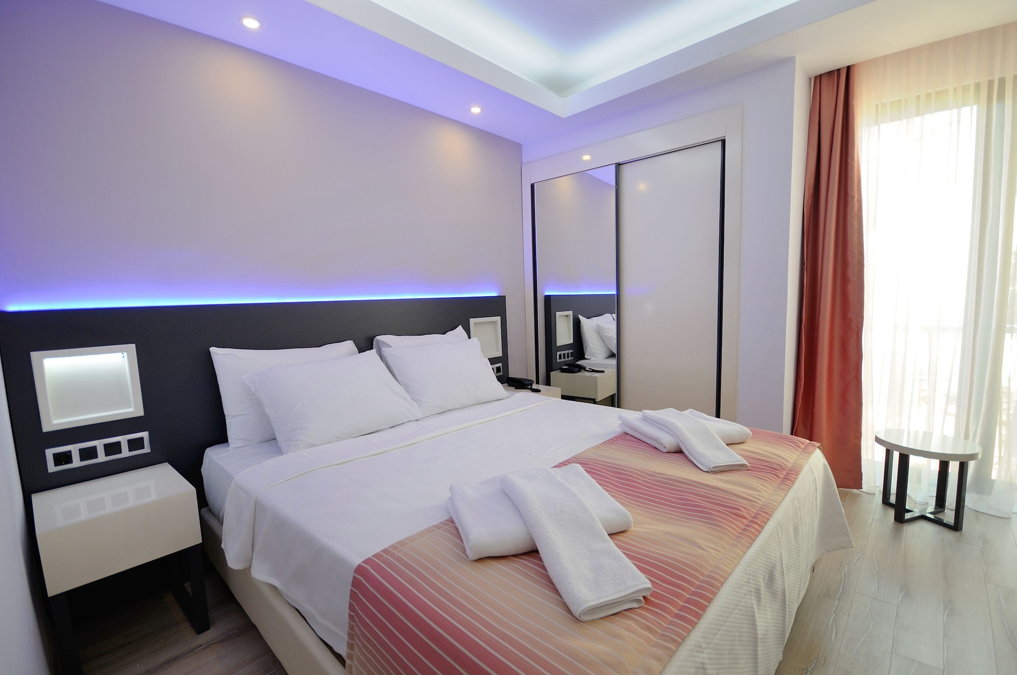 Standard, Queen Bed
