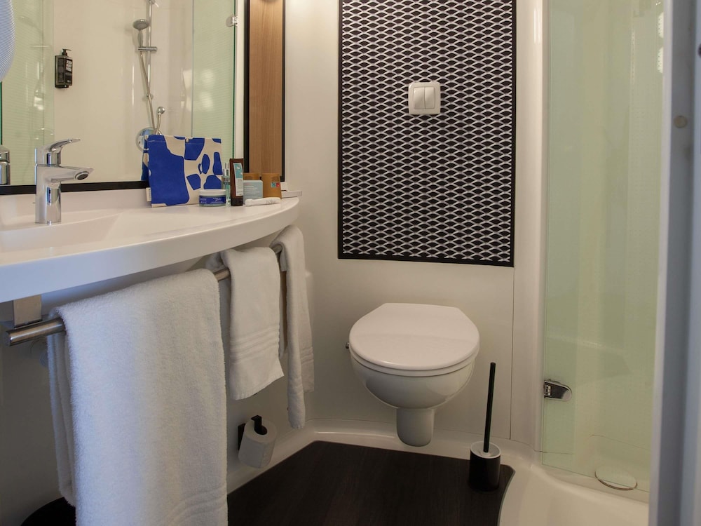 IBIS CHERBOURG LA GLACERIE 74/77
