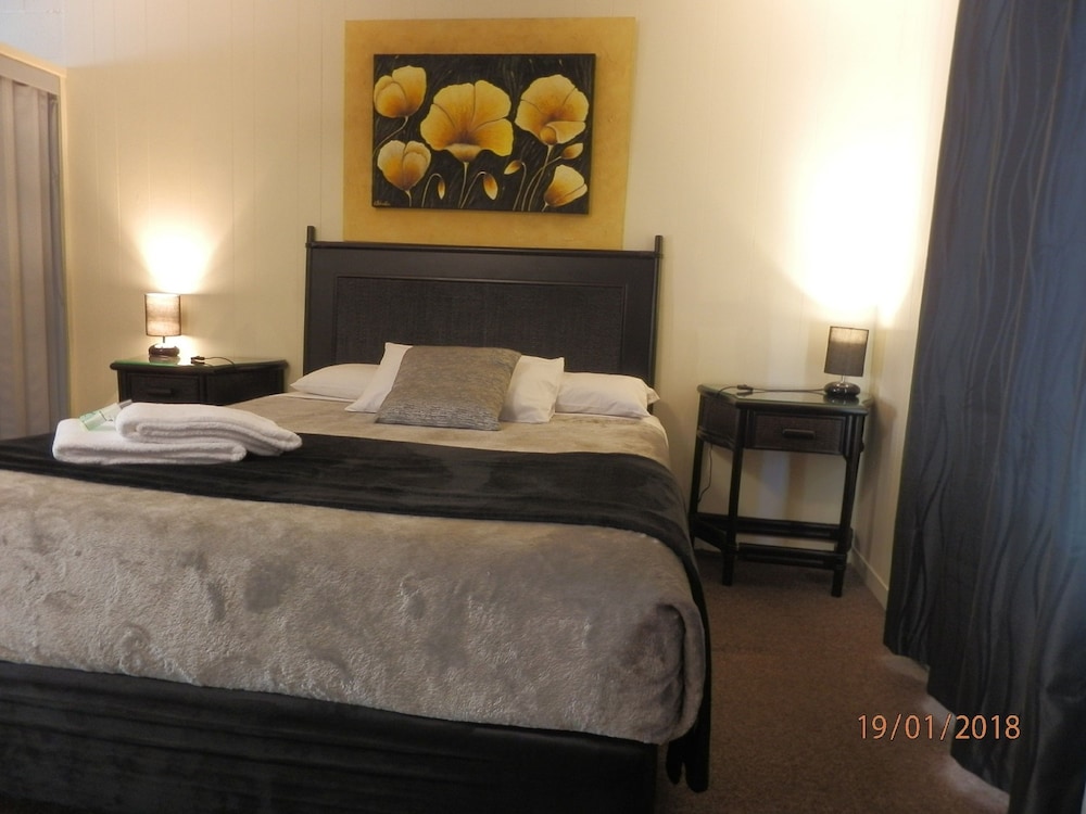 Flying Spur Motel 10/30
