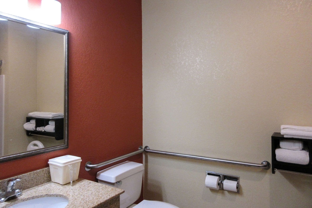Quality Inn & Suites Benton Harbor - St. Joseph 24/24