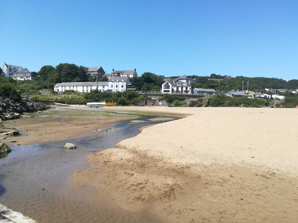 Highcliffe Hotel 41/48