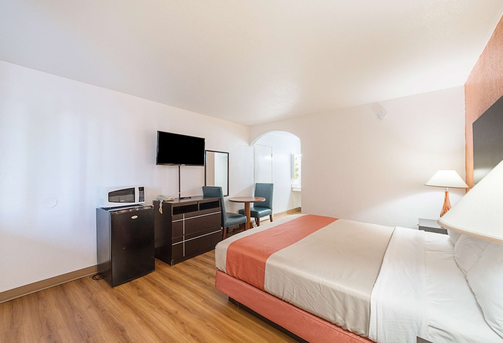 Motel6 San Antonio, TX - I-10 West 27/55