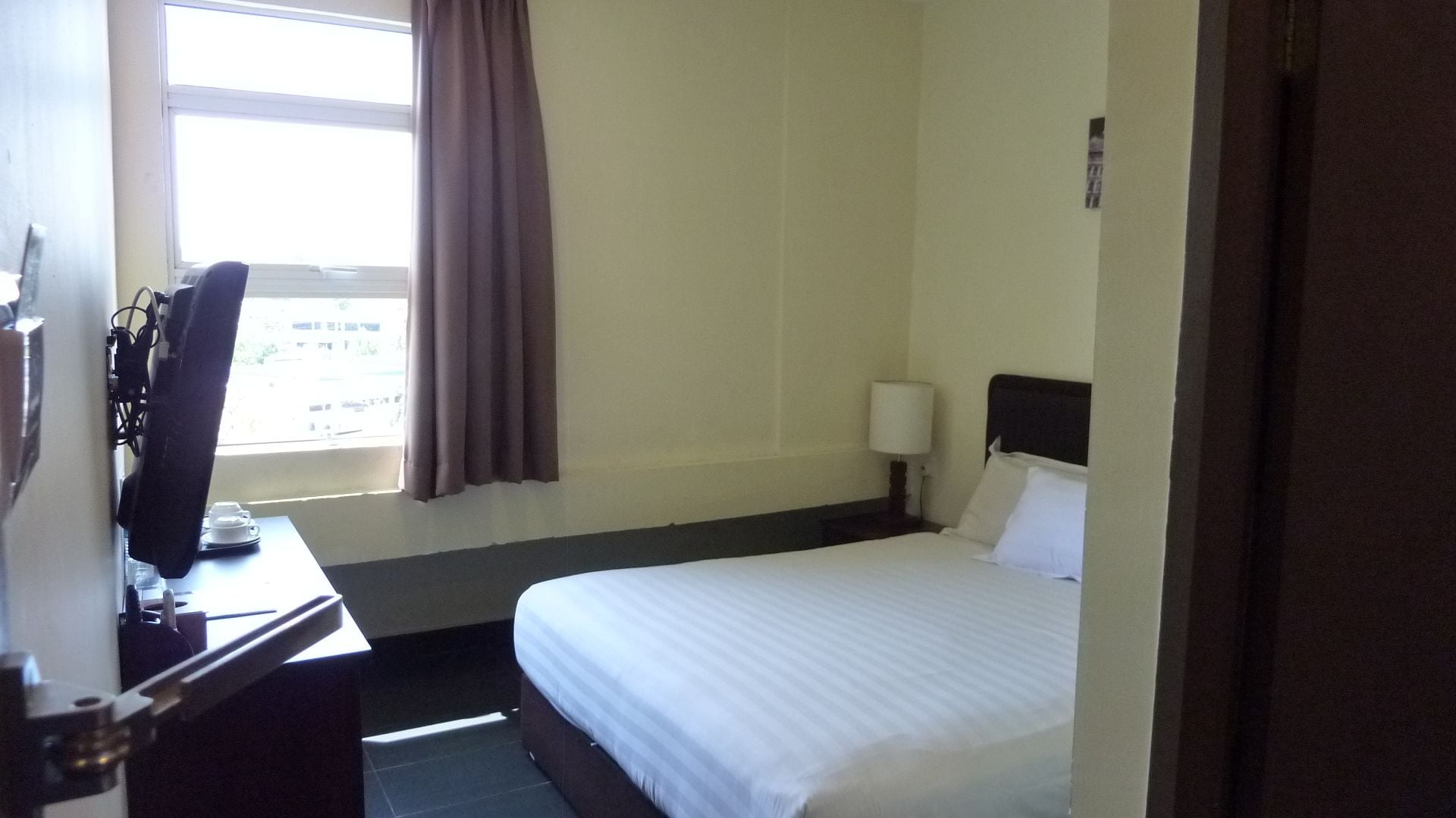 DELUXE, QUEEN BED, CITY VIEW