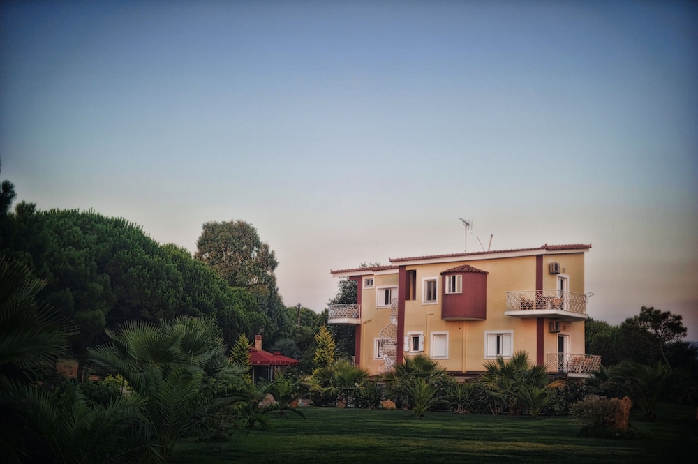Irida Resort Suites 4/78