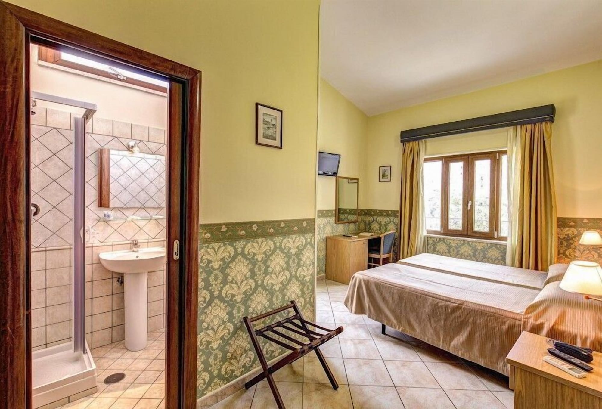 ECONOMY, DOUBLE OR TWIN BED