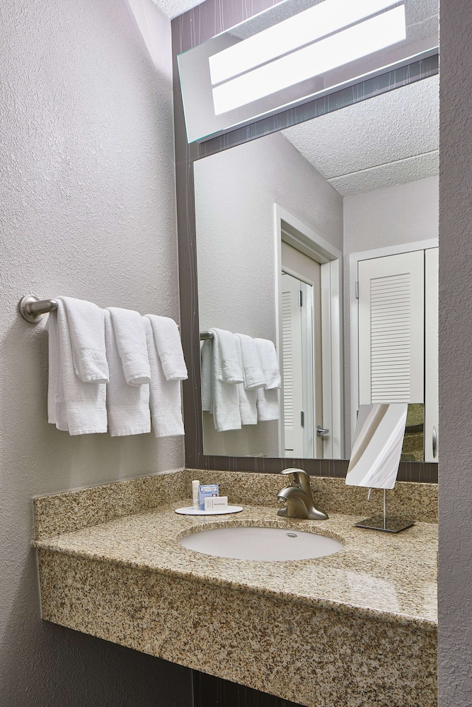 غرفة بسرير كينج مع أريكة لذوي الإعاقة، Sonesta Select Raleigh Durham Airport Morrisville 3/6