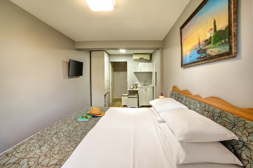 DELUXE, DOUBLE BED, GARDEN VIEW