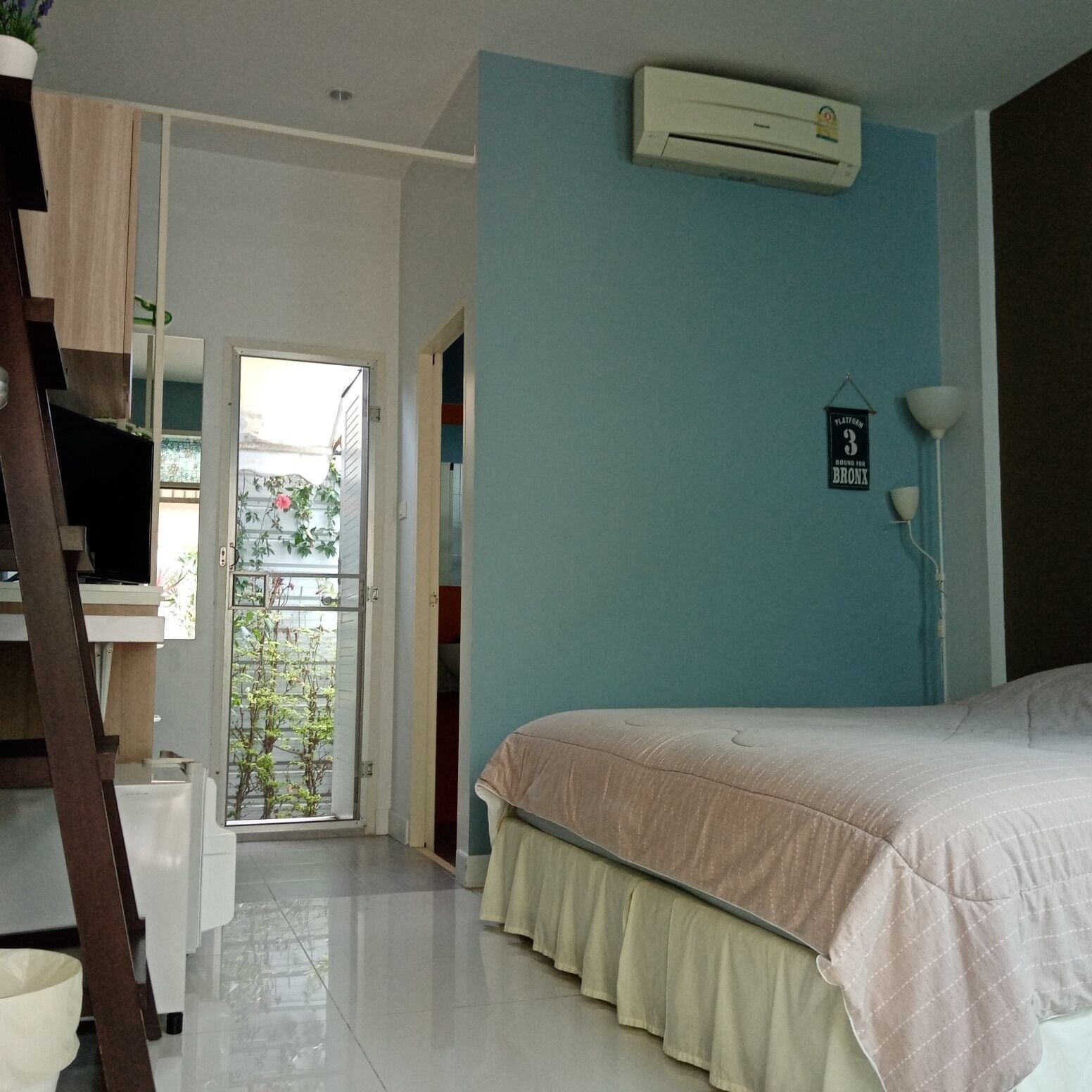 STANDARD, DOUBLE OR TWIN BED, NO PARKING