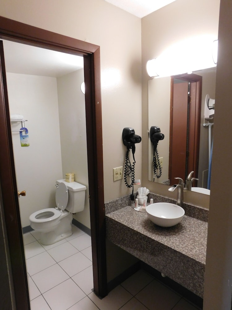 Days Inn by Wyndham West Branch Iowa City Area 16/42