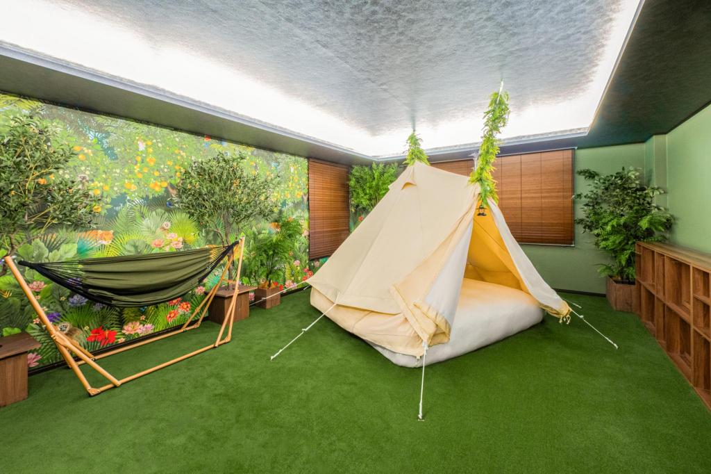 Camping, King Bed