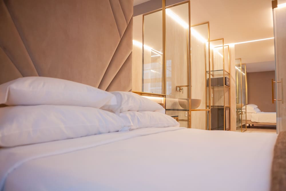 DELUXE, DOUBLE BED