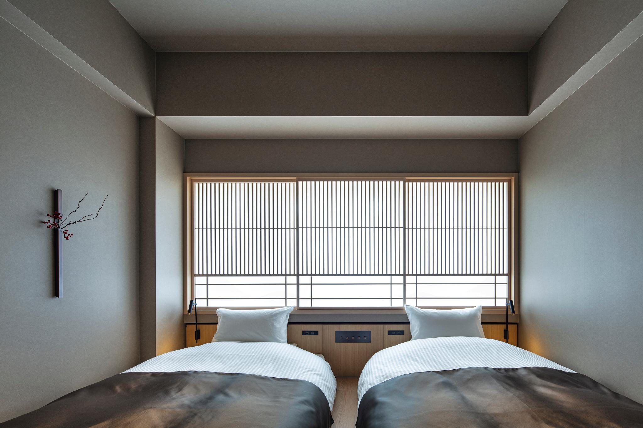 Moderate, Twin Beds, Bathtub