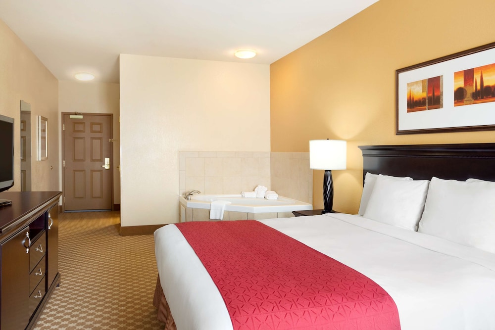 Country Inn & Suites by Radisson, Conway, AR 8/36