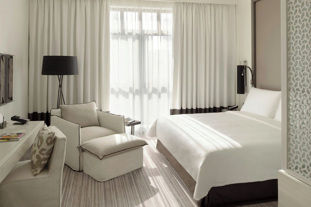 DELUXE, KING BED, POOL VIEW