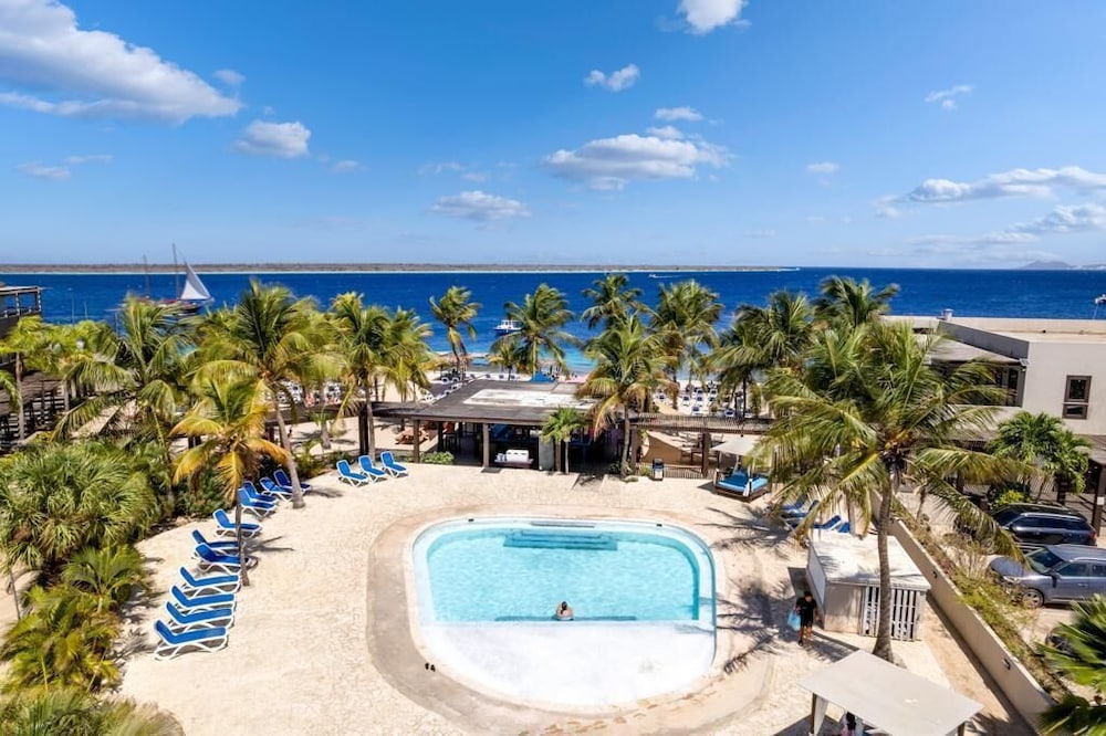 Eden Beach Resort 60/63