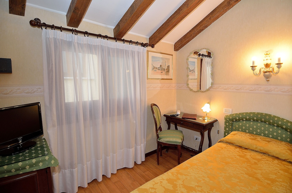 ROOM, SINGLE