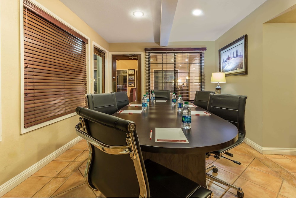 Ramada by Wyndham Mountain View 24/28