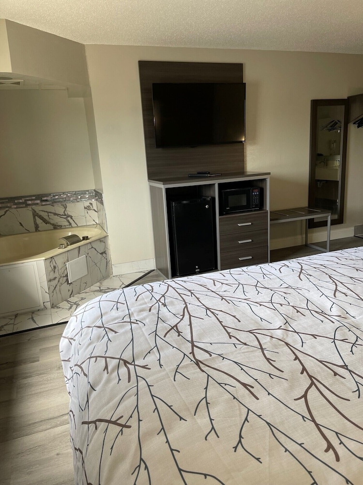 HomeTown Inn and Suites Belle Plaine 21/65