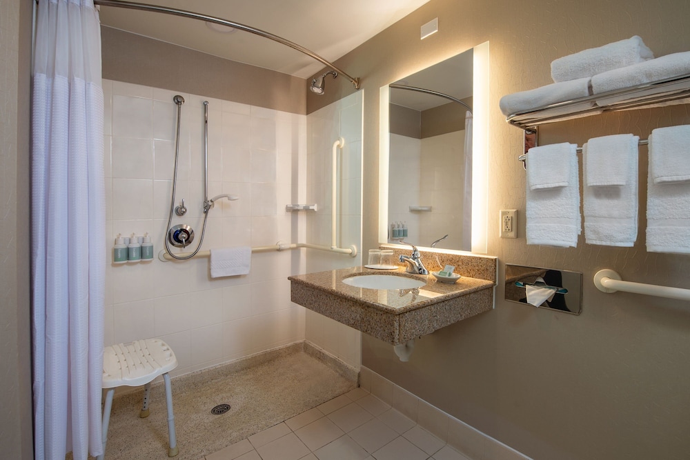 جناح بسريرين كوين مع أريكة لذوي الإعاقة، Springhill Suites Hagerstown 3/5