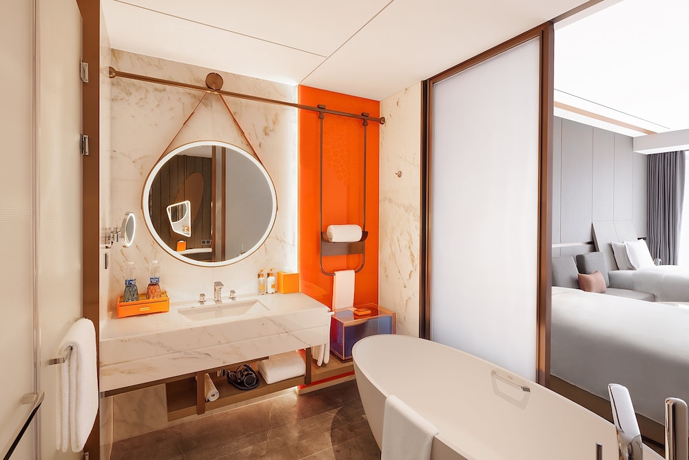 Crowne Plaza Qingdao Jinshui 36/84