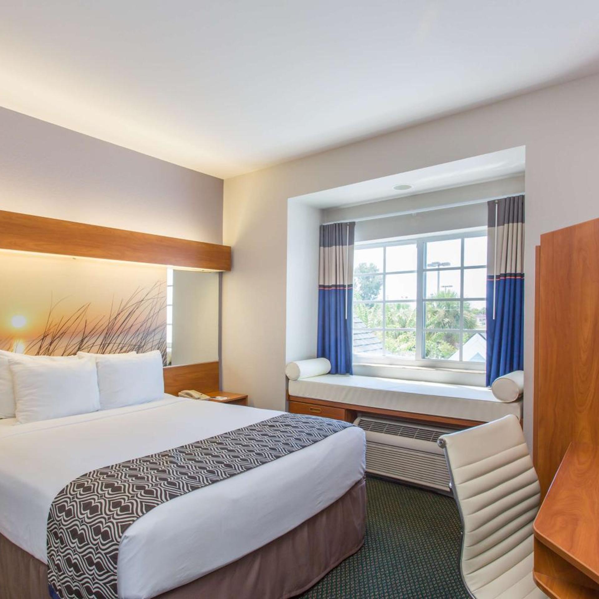 Room, Queen Bed, Bathtub, Accessible