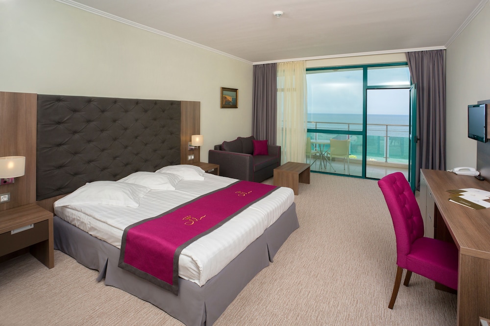 Marina Grand Beach 10/50