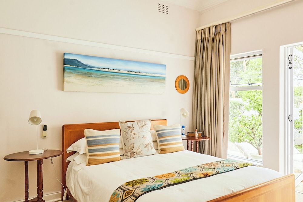 SUPERIOR, QUEEN BED, BATHTUB