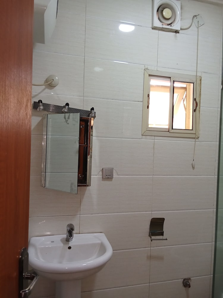 B's Hive Hotel & Suites 26/30
