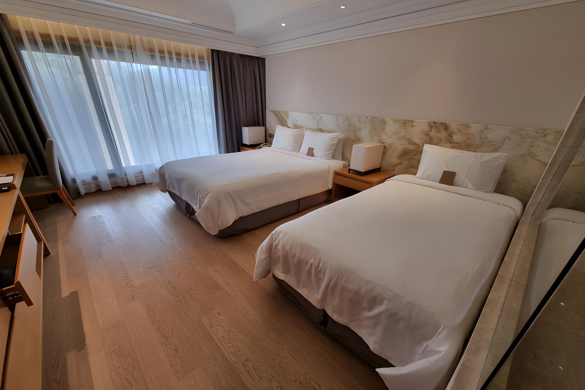 Water, Deluxe, Family, King Bed, 1 Double and 1 Single Bed, Park View