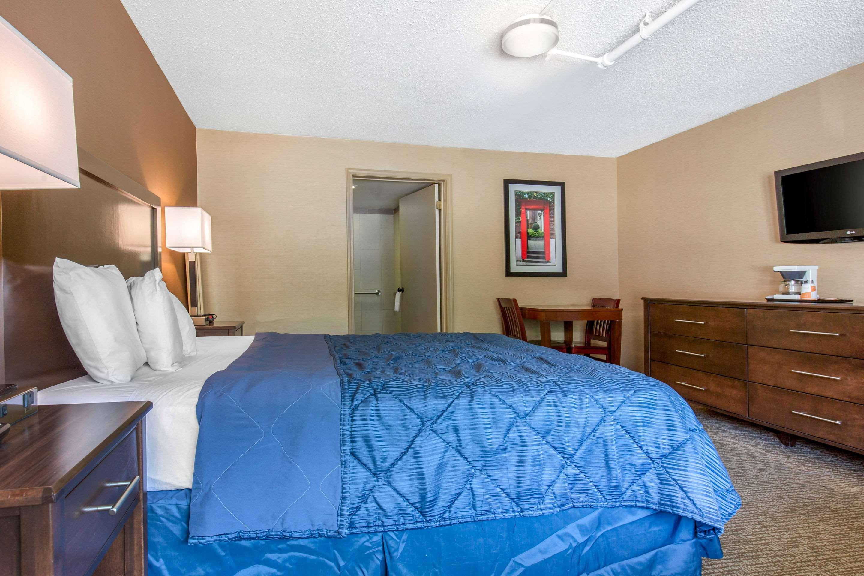 ROOM, QUEEN BED, ACCESSIBLE