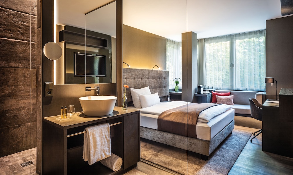 STANDARD, QUEEN BED