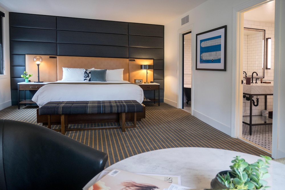 JUNIOR SUITE, KING BED, WITH VIEW