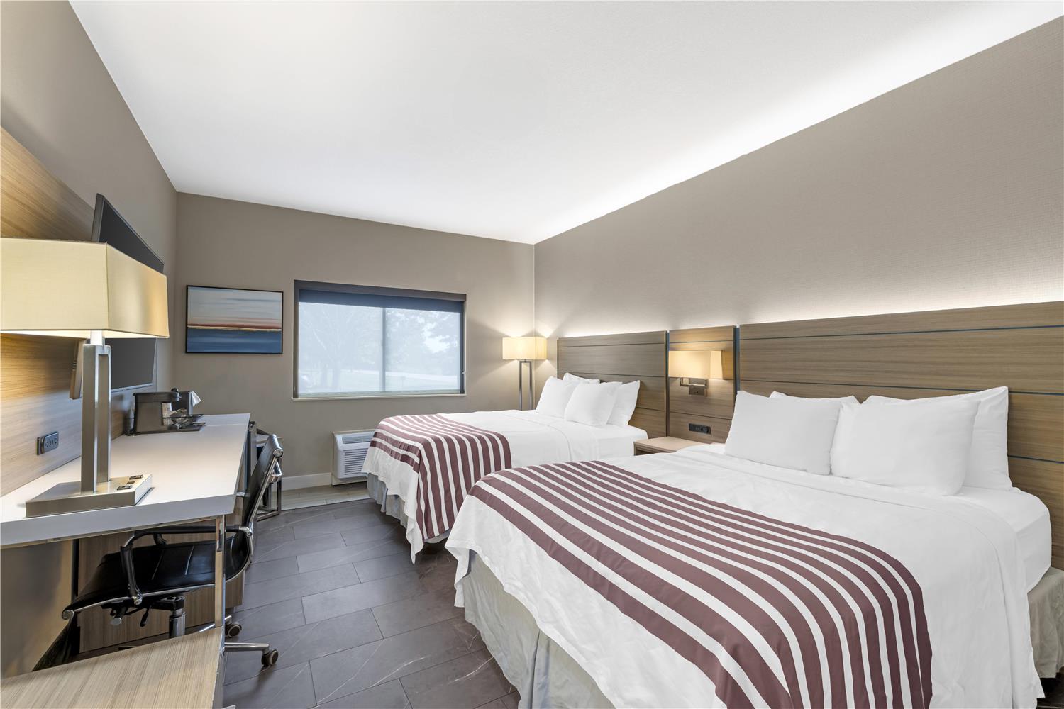 غرفة بسريرين كوين يُسمح فيها بالحيوانات الأليفة بحوض استحمام لذوي الإعاقة، Best Western Independence Kansas City 2/4
