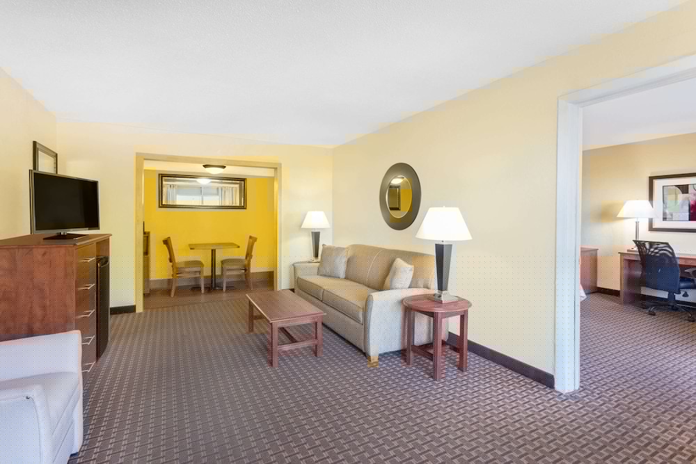 Days Inn by Wyndham Wildwood I-75 32/44