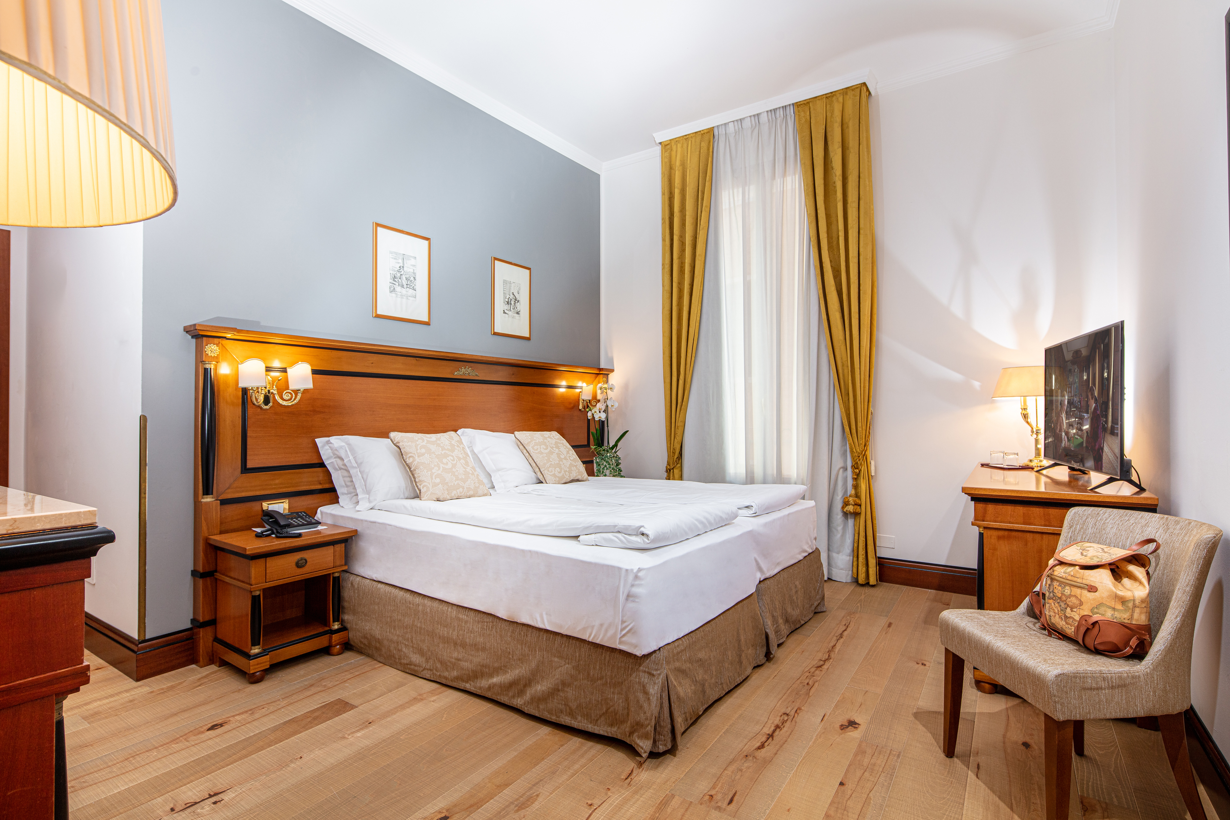 غرفة كلاسيكية بسرير كوين