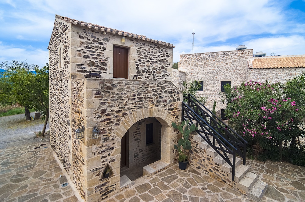 Pyrgos Petropoulaki 4/50