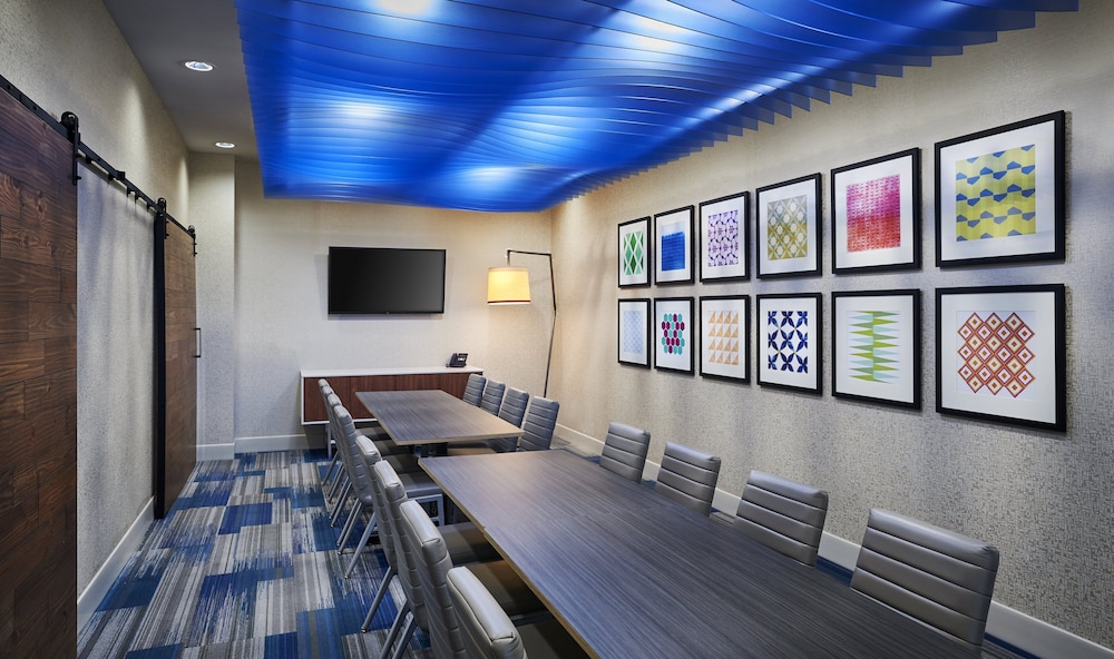 Holiday Inn Express & Suites Windsor East – Lakeshore, an IHG Hotel 34/70