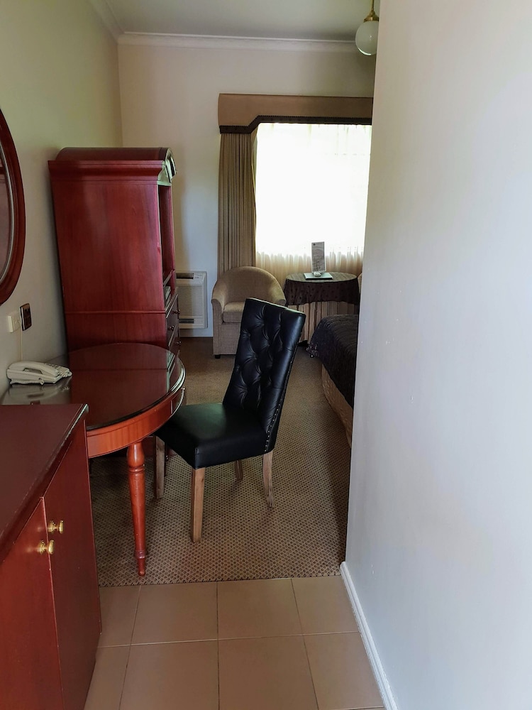 AUSTRALIAN HERITAGE MOTOR INN 31/33