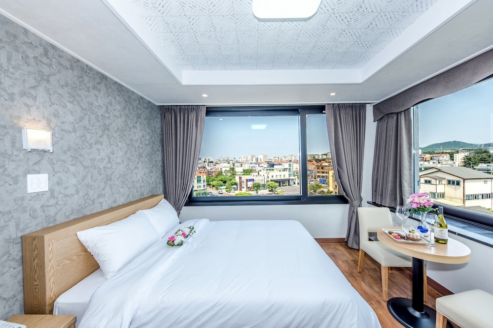 Leslie Hotel 11/42