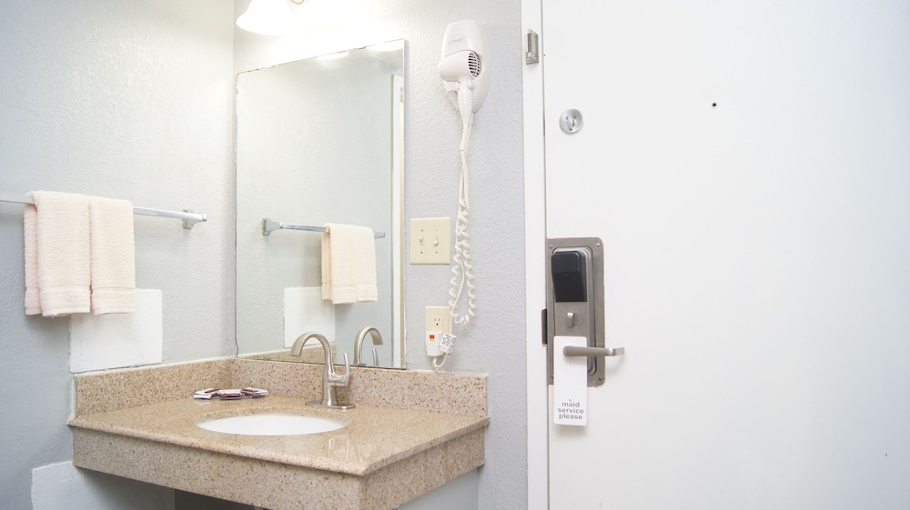 Holiday Lodge And Suites 44/46