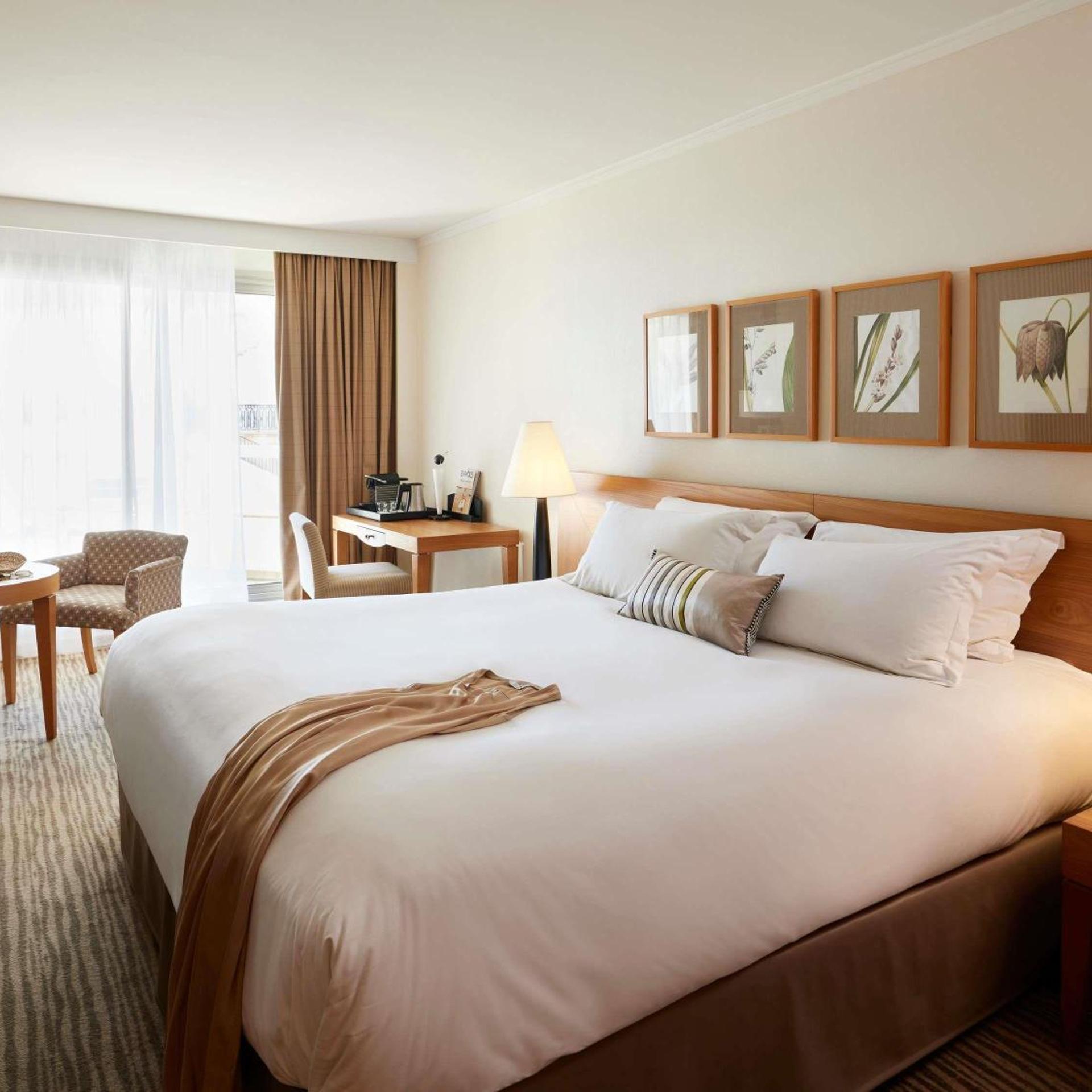 Superior, Double Bed, Town View