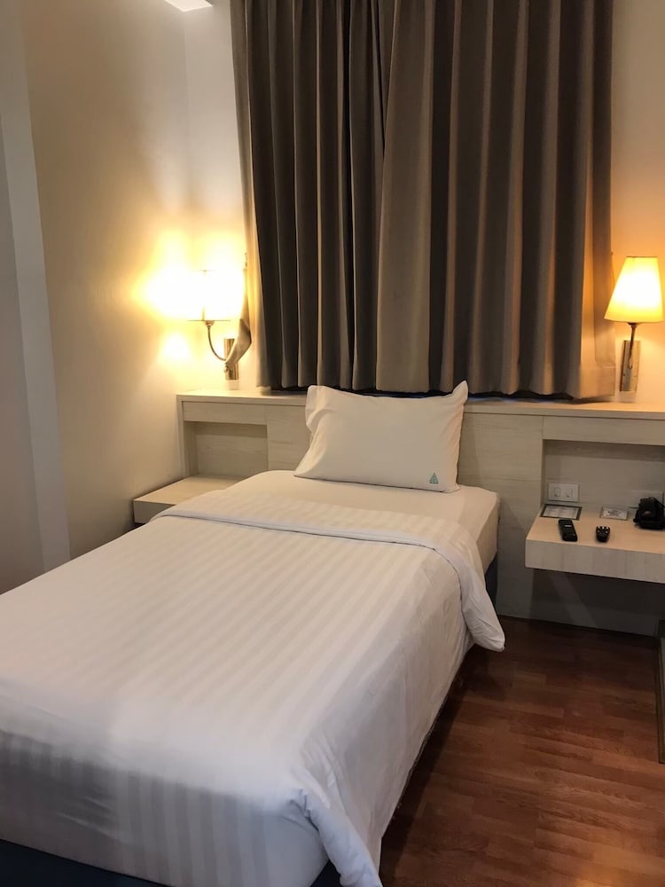 ROOM, SINGLE