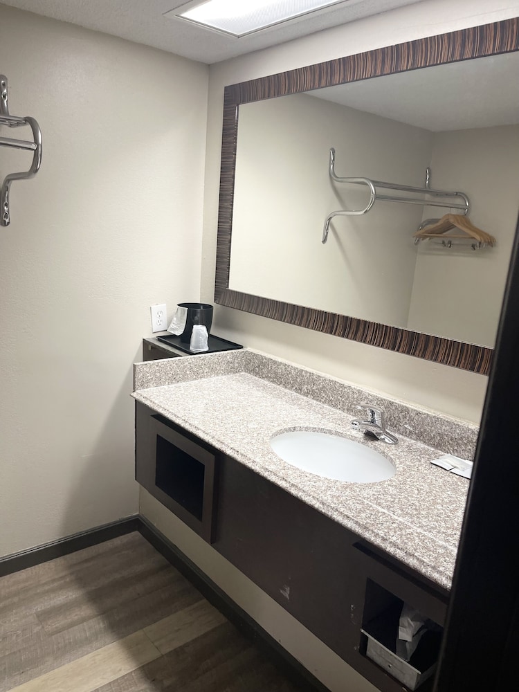 Royal Inn & Suites 24/24