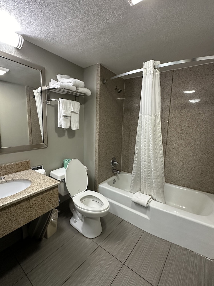 Days Inn & Suites By Wyndham Downtown Gatlinburg Parkway 62/68
