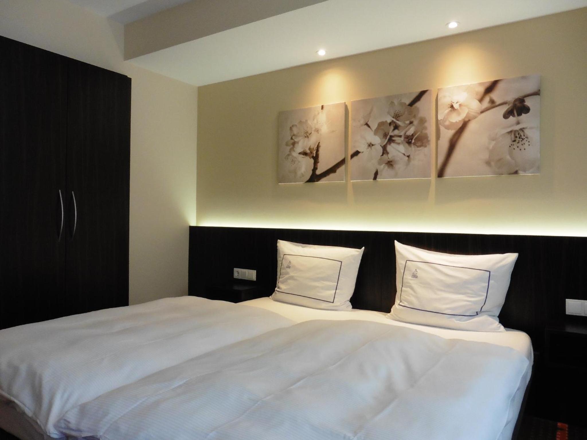 EMPIRE HOTEL 26/55